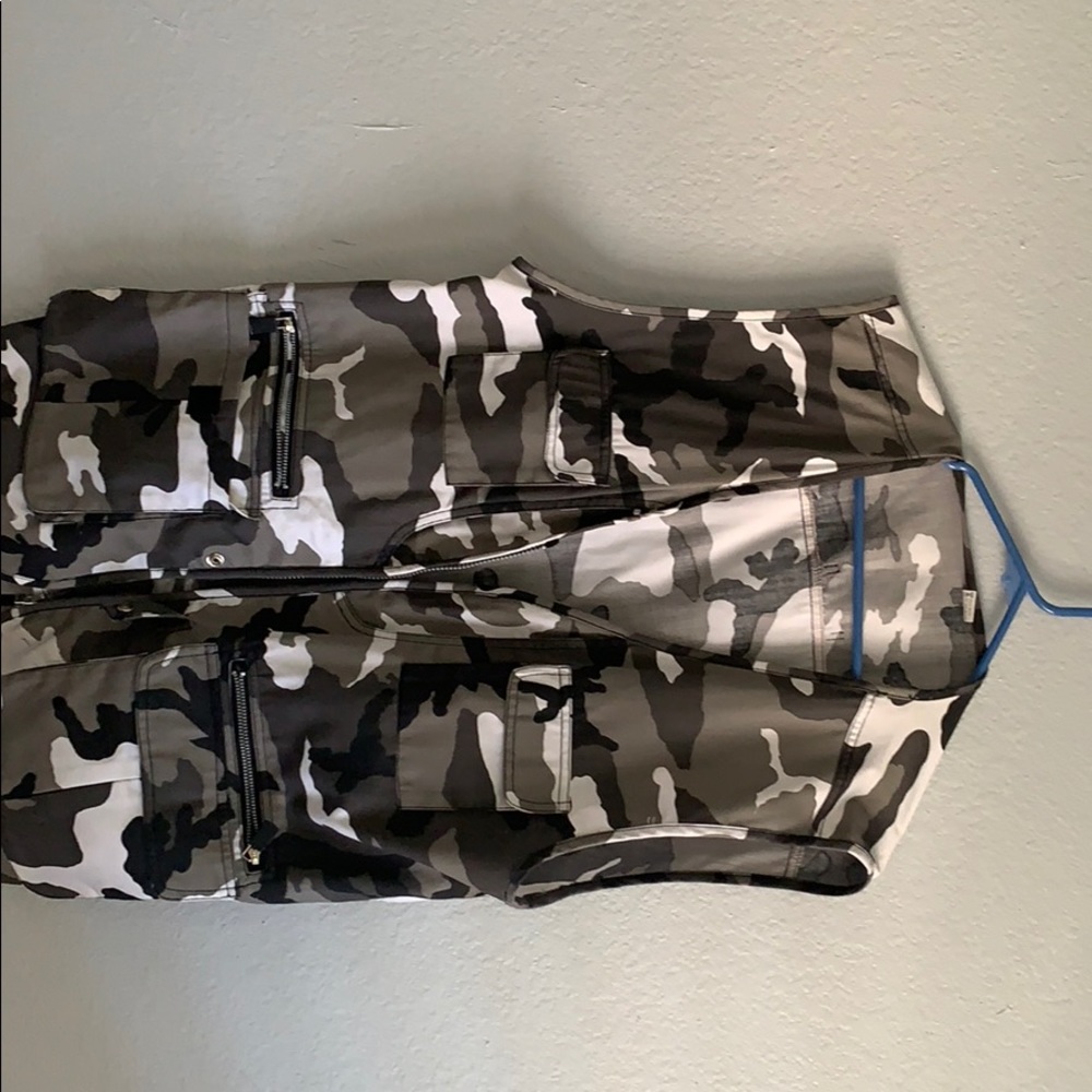 Grey Camo zip up vest